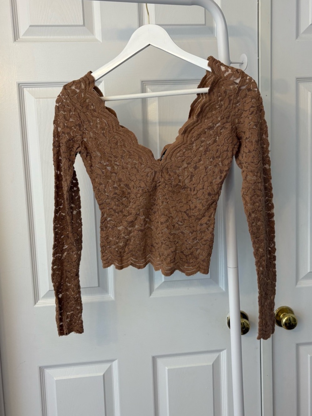 Zara Beige Lace Scallop V-Neck Long Sleeve Cropped Top Size Small - Picture 6 of 10